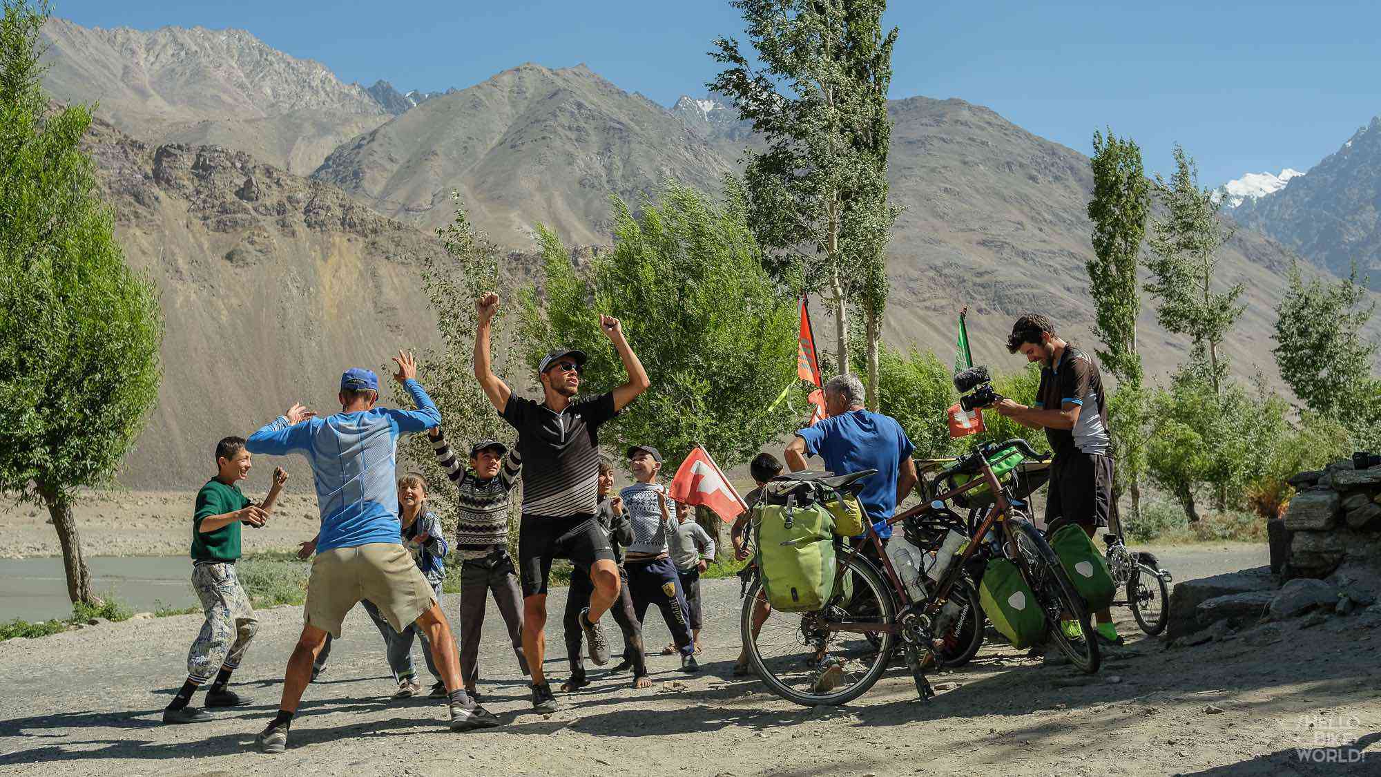 Таджикистан туризм. Памир Таджикистан туризм. Туристы в горах Памира. Южный Памир туристы. Памир Шипад.